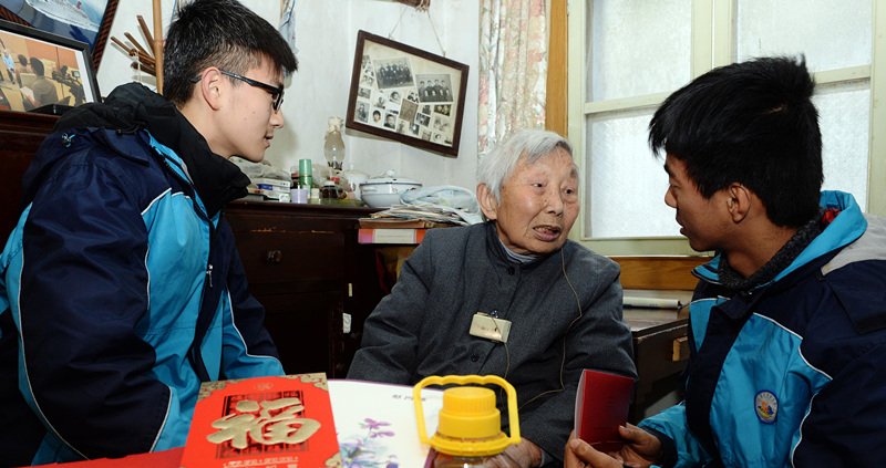 志愿者慰問南京大屠殺幸存者