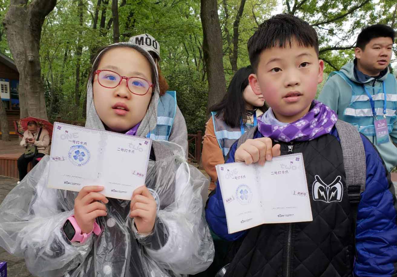 冒雨參加活動的小學生