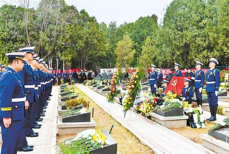 天地清明 以祭英魂——社會(huì)各界在蘭州市烈士陵園祭掃英烈側(cè)記